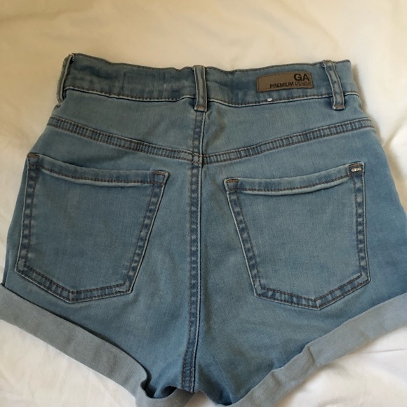 light wash denim shorts - Picture 2 of 3